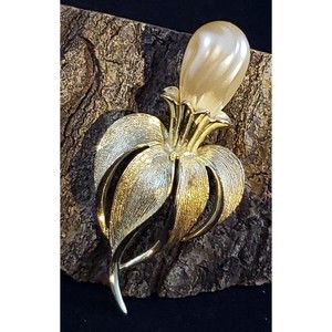 Vtg Sarah Coventry Statement Gold Tone Flower with Large Faux Pearl Brooch/Pin